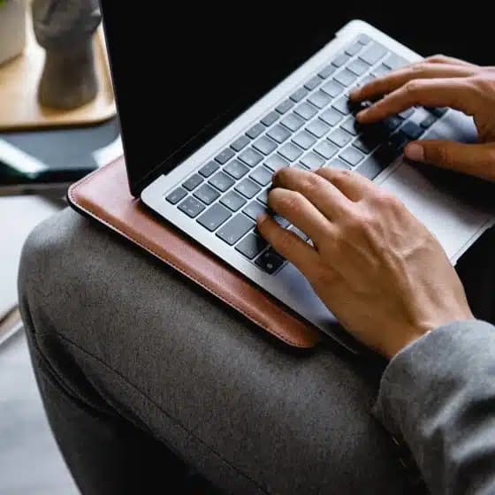 کاور محافظ چرم طبیعی دست ساز لپتاپ مک بوک پرو 14 اینچ اپل Apple MacBook Pro – 14” (5th Gen) مدل گرشا — تصویر ۲