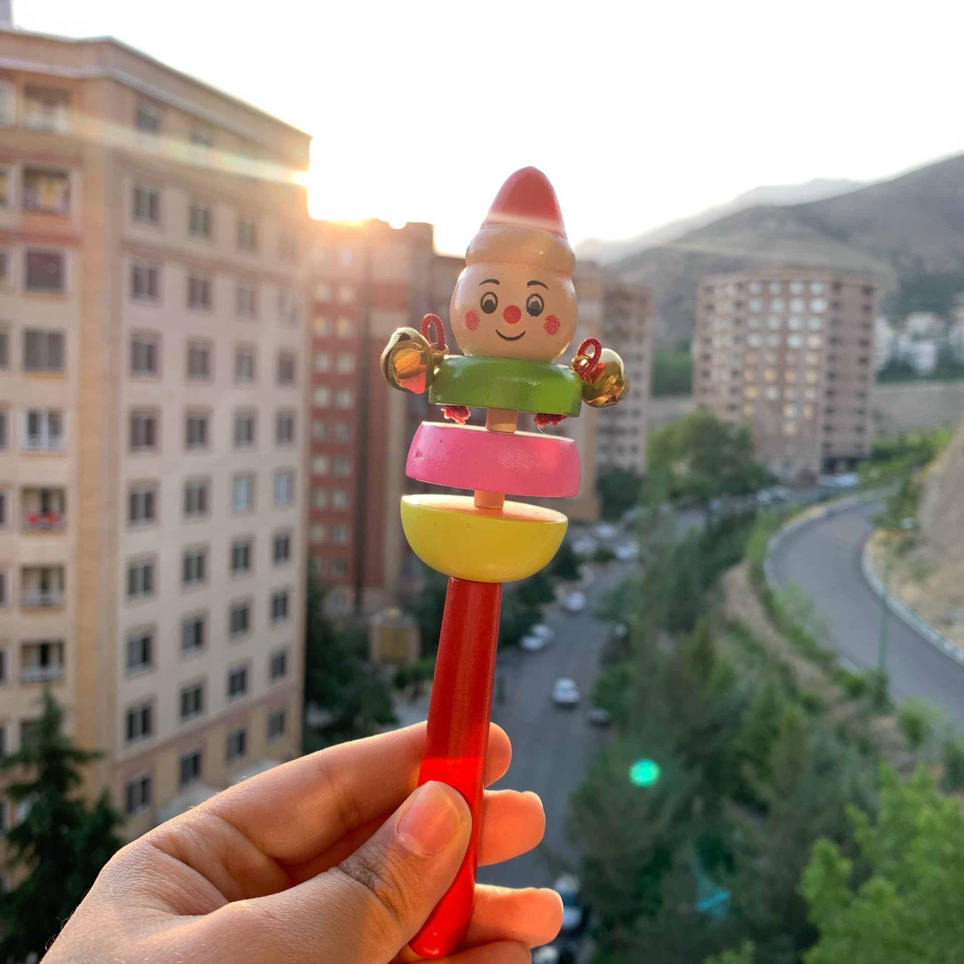 جغجغه زنگوله دار عروسکی چوبی