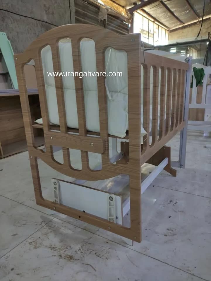 تخت و گهواره کنار مادر ام دی اف — تصویر ۲