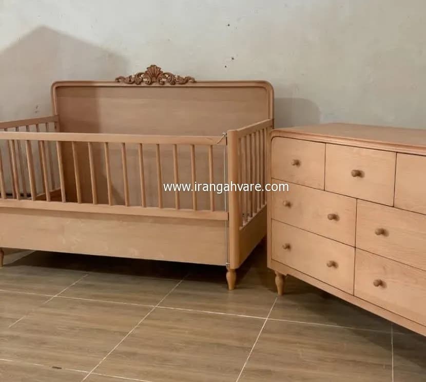 تخت چوبی کنار مادر کلاسیک — تصویر ۲