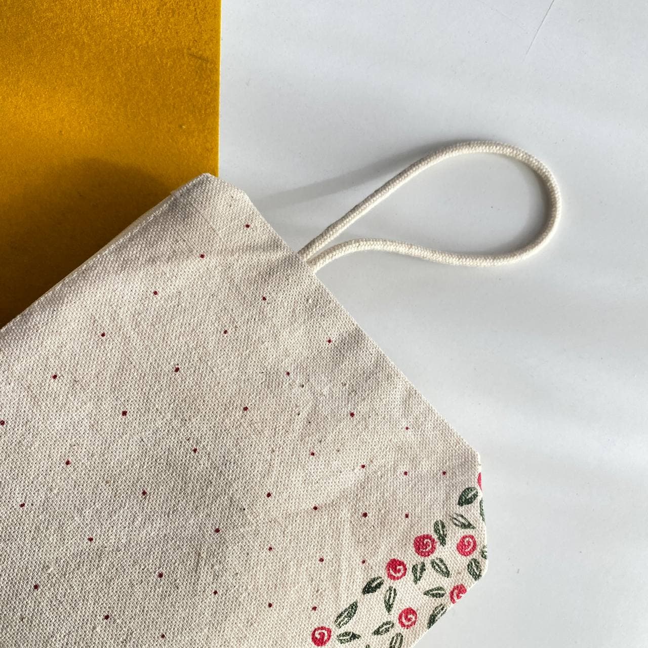 کیف پارچه ای کوچک طرح گل سرخ — تصویر ۲