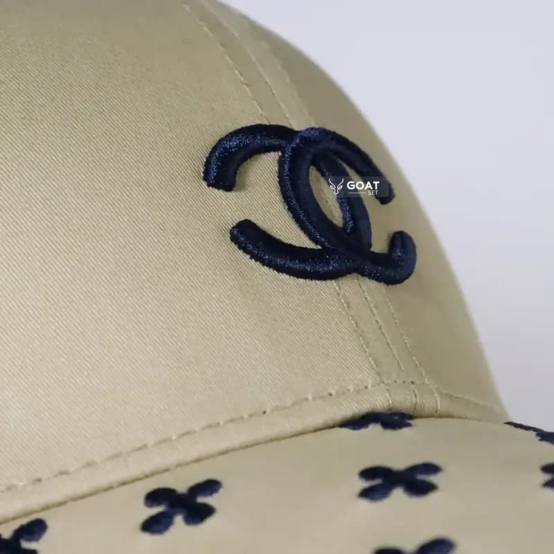 کلاه بیسبالی اورجینال دخترانه chanel رنگ کرم — تصویر ۵