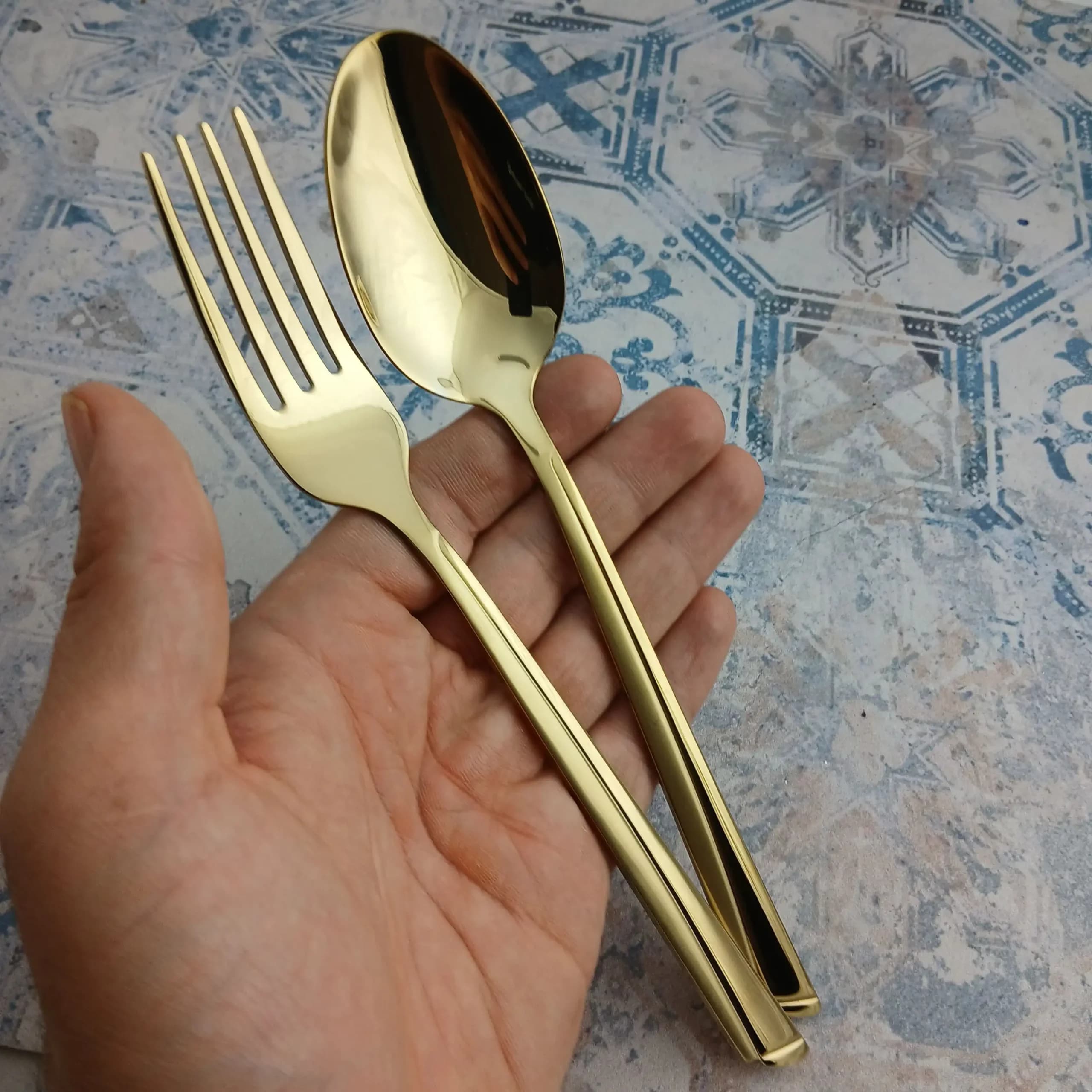 قاشق و چنگال غذاخوری 12 پارچه یونیک مدل ناخنی – طلایی — تصویر ۵