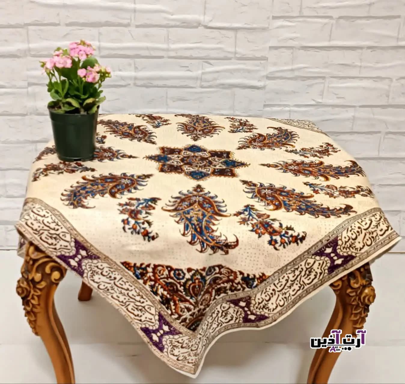 رومیزی مخمل بدون آستر 90 سانتی دور دوخت طرح بته جقه و شعر کد: 1 – 625 — تصویر ۵