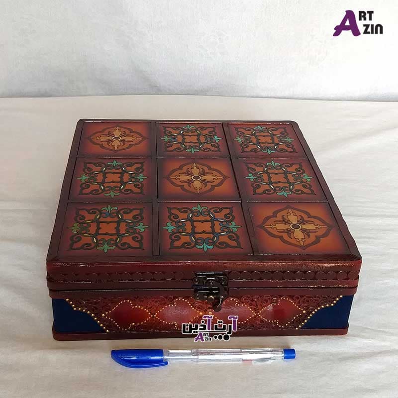 جعبه دمنوش و تی بگ چوبی 25*25 سانتی با چرم طبیعی و نقاشی کد: 828 — تصویر ۲