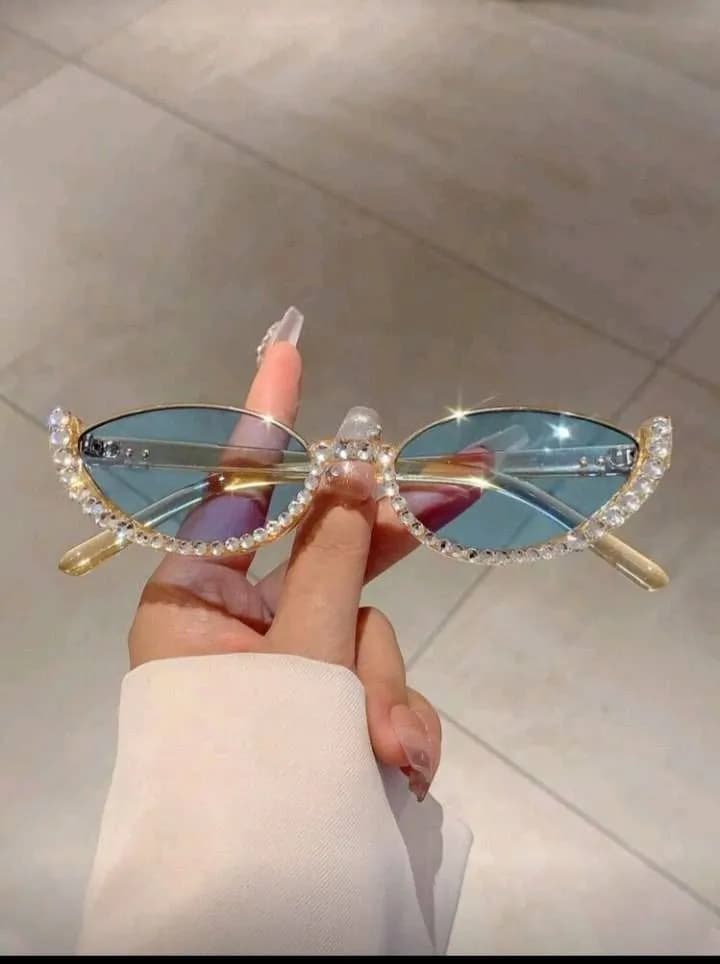عینک آفتابی گربه ای زنانه نگین دار — تصویر ۳