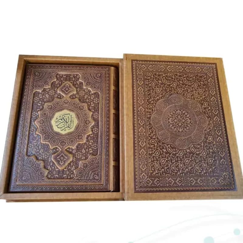 قرآن وزیری گلاسه چرم جعبه دار برجسته نفیس — تصویر ۱۱