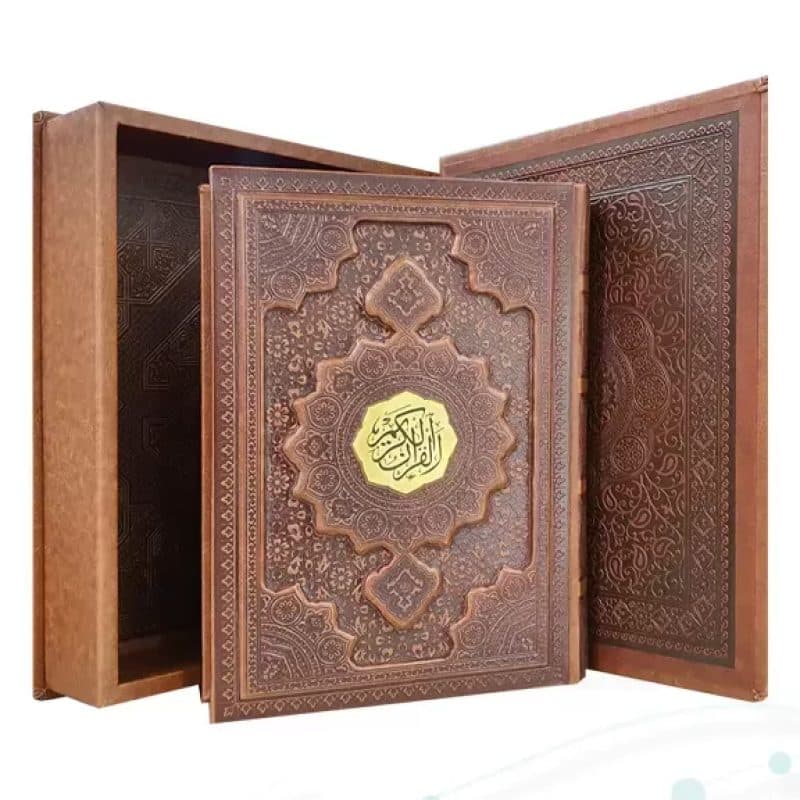 قرآن وزیری گلاسه چرم جعبه دار برجسته نفیس — تصویر ۹