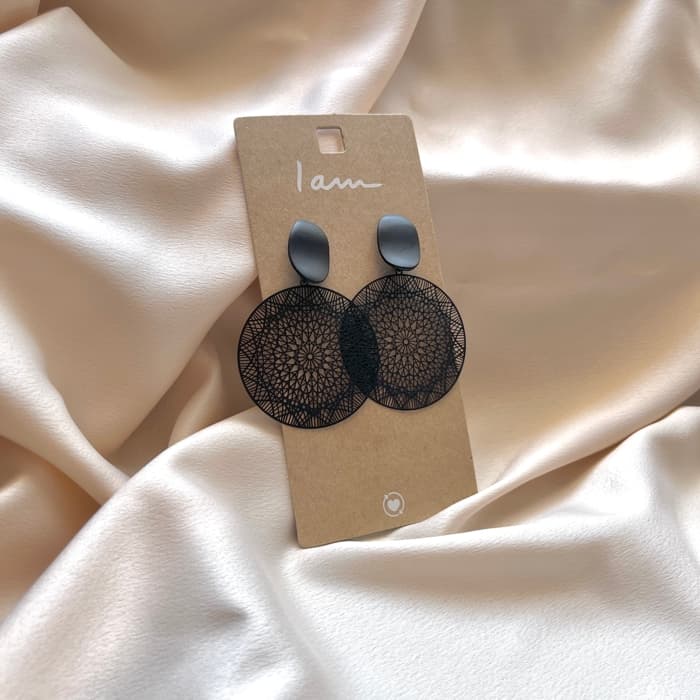 گوشواره آویز دایره ای مشکی طرح توری هندسی برند I am — تصویر ۲