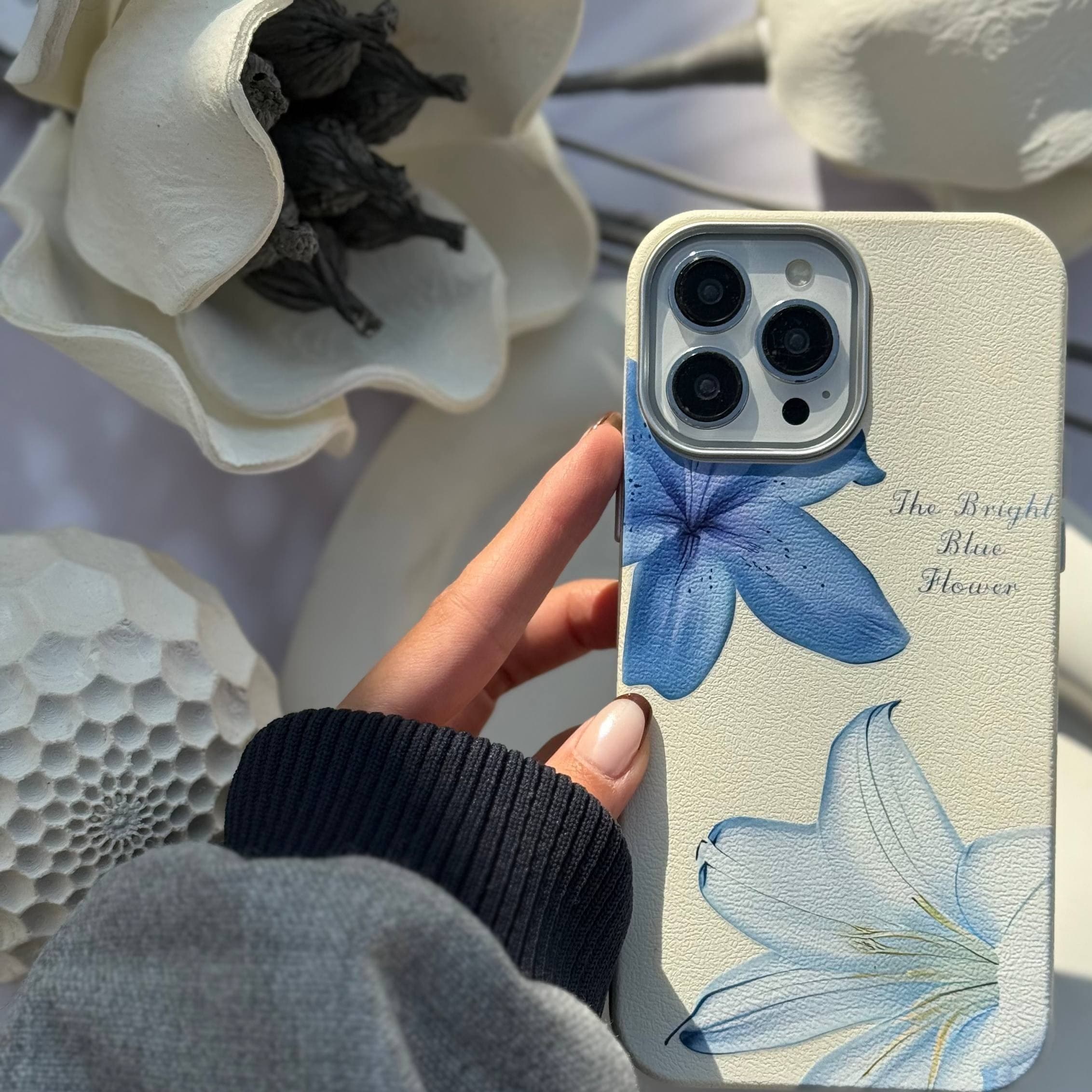 قاب گوشی شفاف اپل مدل لیلیوم آبی — تصویر ۶