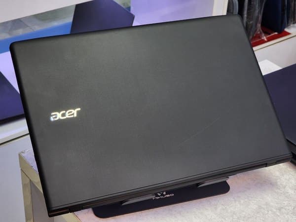 لپ تاپ 15.6 اینچی ایسر مدل Aspire E5-576 I3-8130u 8GB 256SSD — تصویر ۳