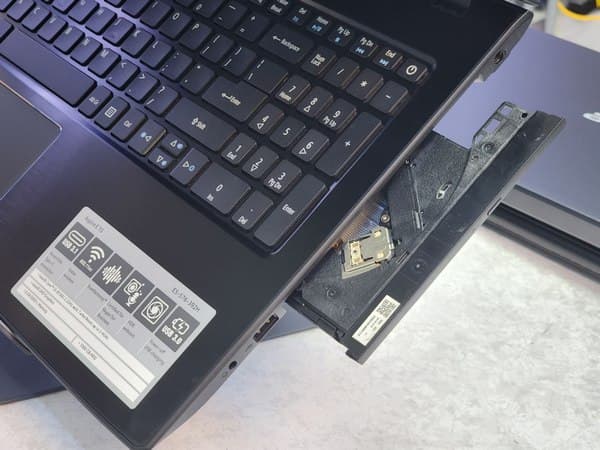 لپ تاپ 15.6 اینچی ایسر مدل Aspire E5-576 I3-8130u 8GB 256SSD — تصویر ۴