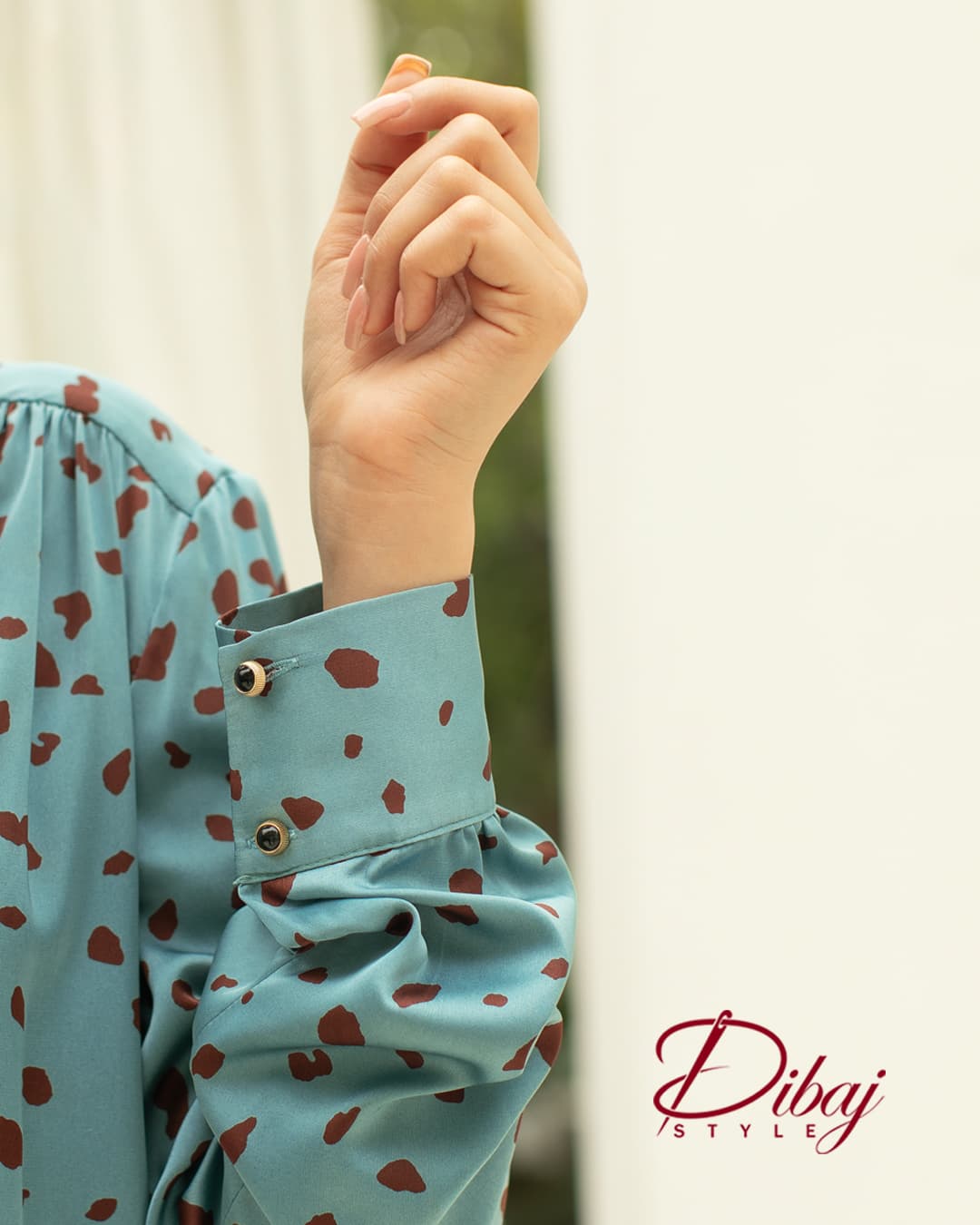 شومیز آبی با طرح زرشکی (مدل تندیس) — تصویر ۳