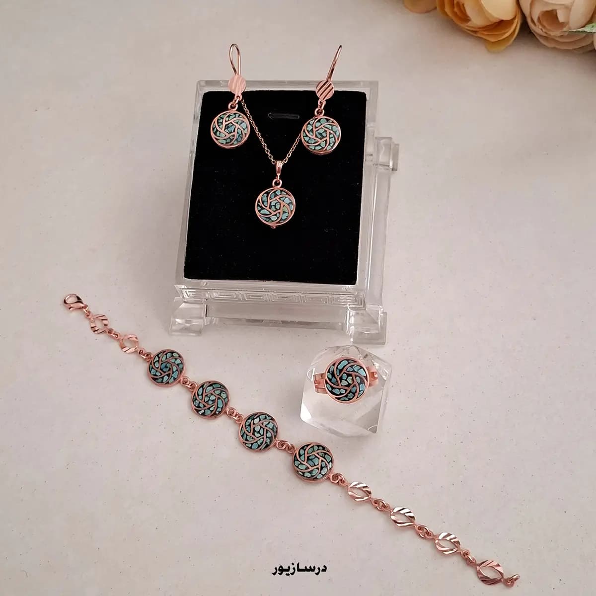سرویس مس و فیروزه کیهان — تصویر ۲