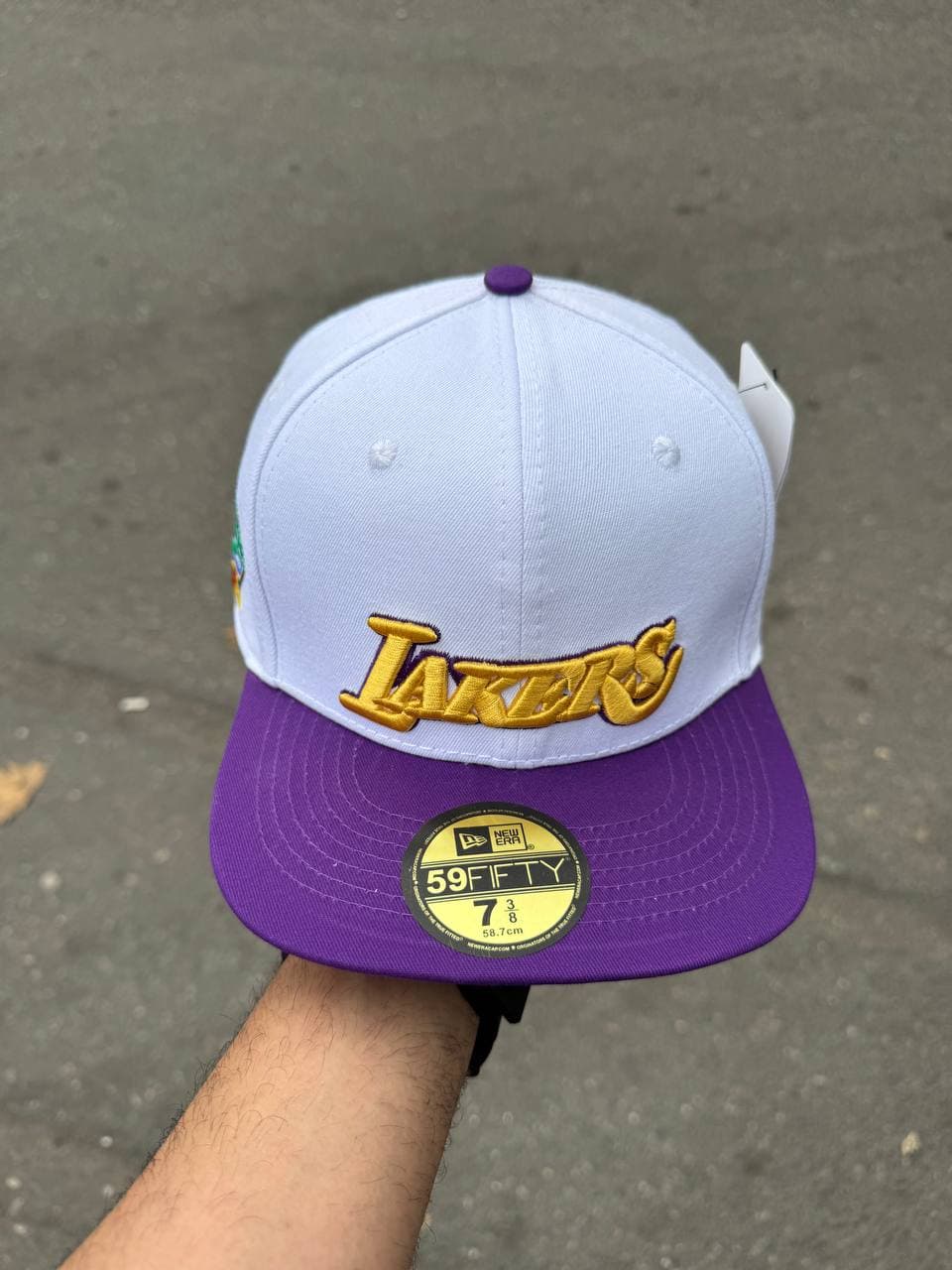 کلاه فیت بک Lakers سفید بنفش — تصویر ۲