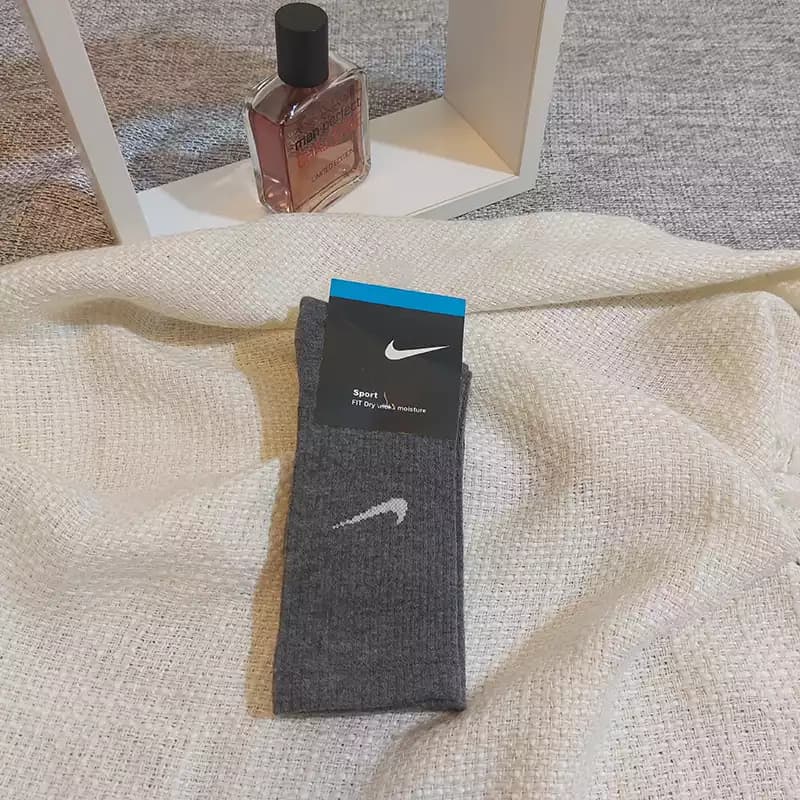 جوراب مردانه ساق بلند طرح نایک — تصویر ۲