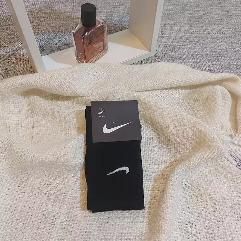 جوراب مردانه ساق بلند طرح نایک — تصویر ۳
