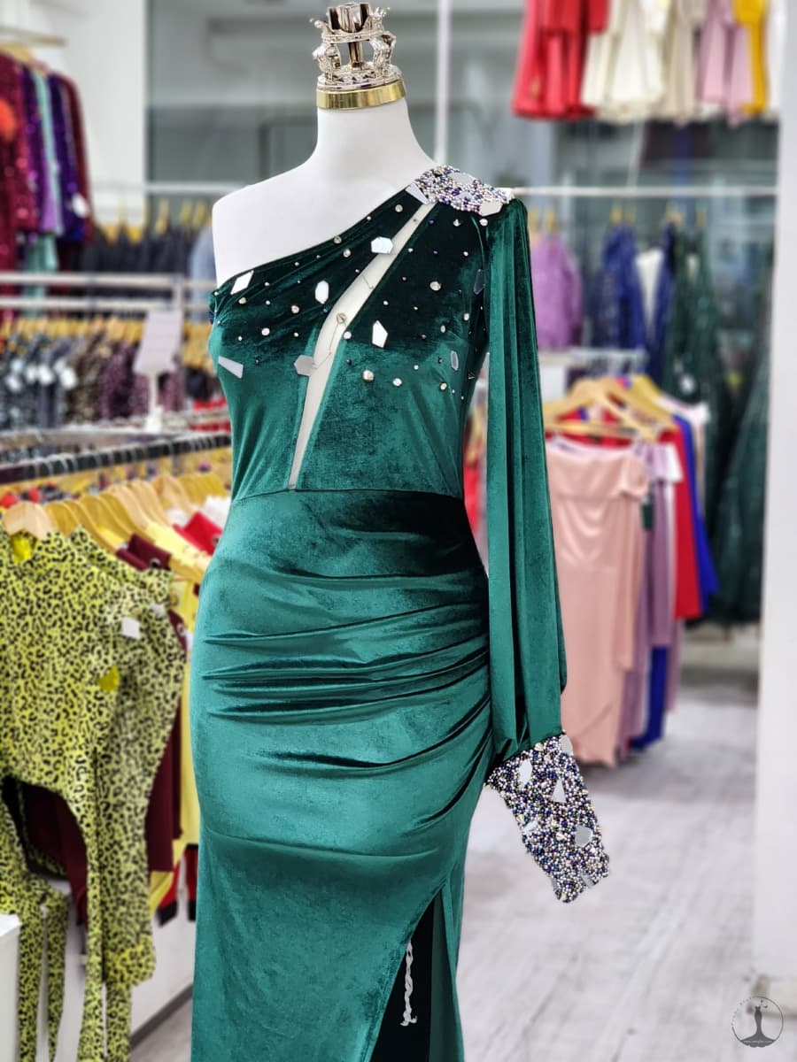 ماکسی مخمل یقه رومی تک آستین سینه تور — تصویر ۵