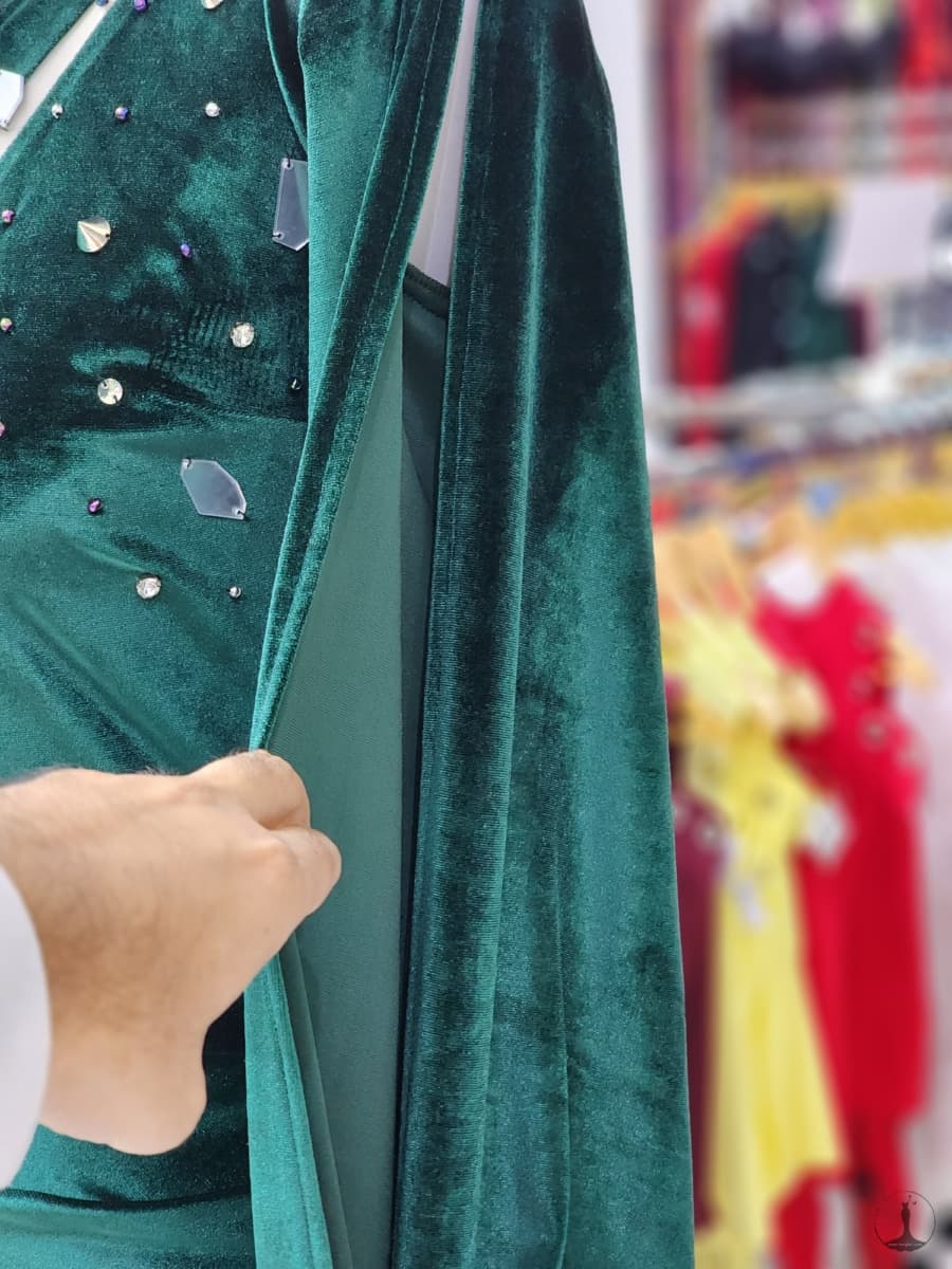 ماکسی مخمل یقه رومی تک آستین سینه تور — تصویر ۴