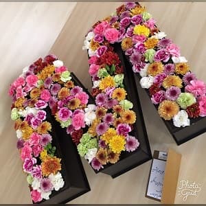 باکس چوبی حروف و اعداد با گلهای بهاری — تصویر ۷