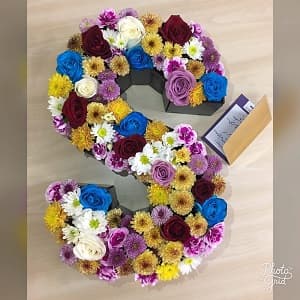 باکس چوبی حروف و اعداد با گلهای بهاری