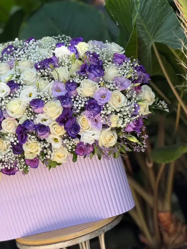 باکس گل بنفش و سفید لاکچری — تصویر ۶