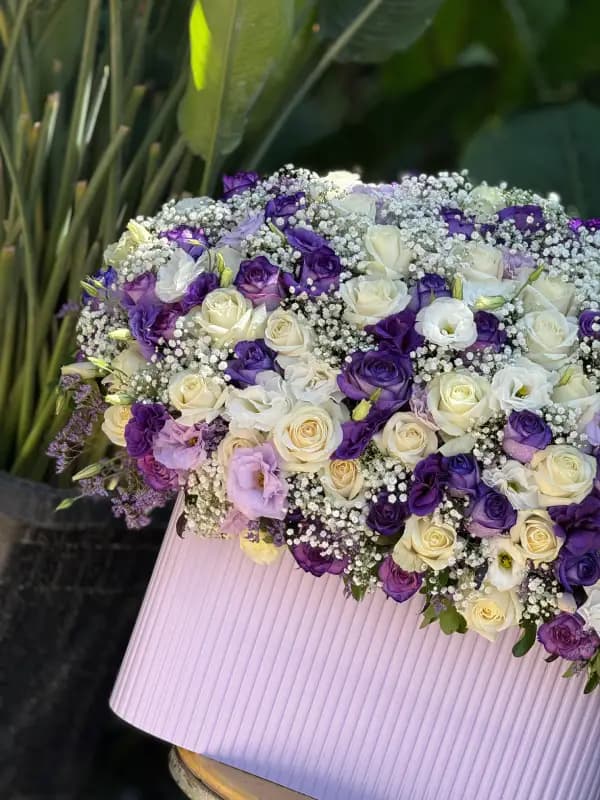 باکس گل بنفش و سفید لاکچری — تصویر ۵