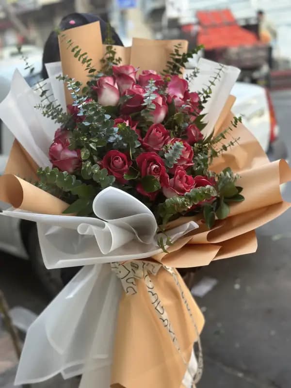 دسته گل رز قرمز سفید — تصویر ۲