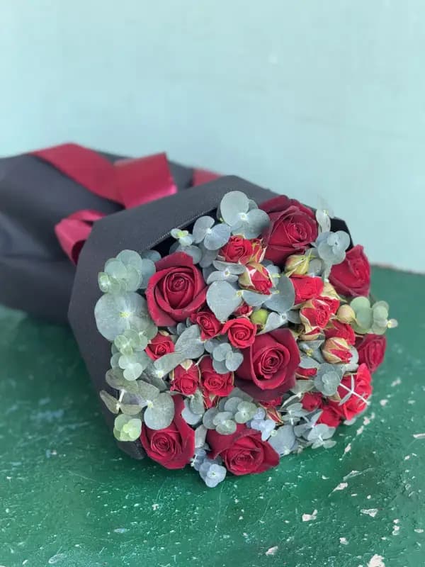 دسته گل رز قرمز کوچک — تصویر ۳