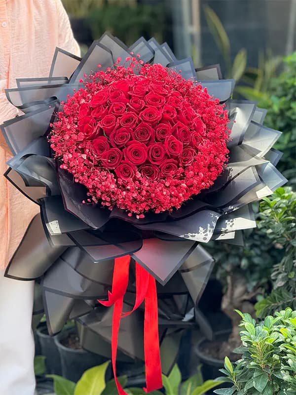 دسته گل زیبا و عاشقانه 40 شاخه رز قرمز و ژیپسوفیلا — تصویر ۴