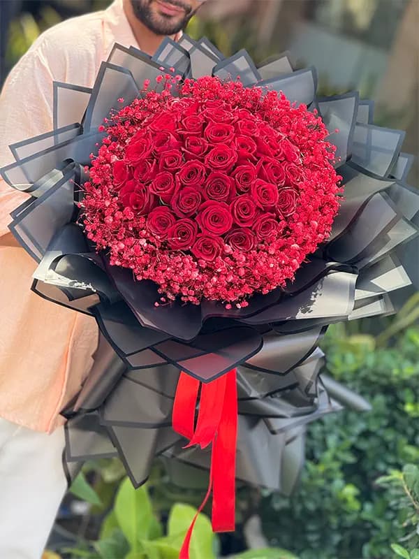 دسته گل زیبا و عاشقانه 40 شاخه رز قرمز و ژیپسوفیلا — تصویر ۳