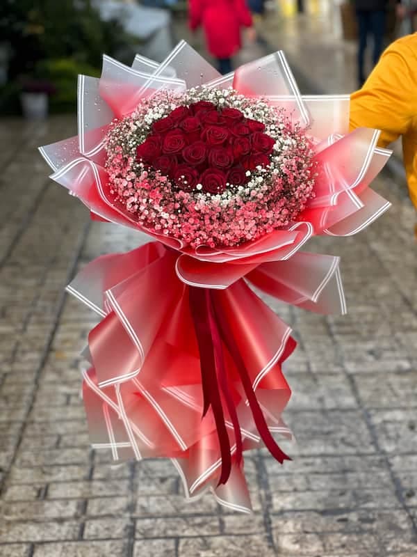 دسته گل رز هلندی قرمز و عروس