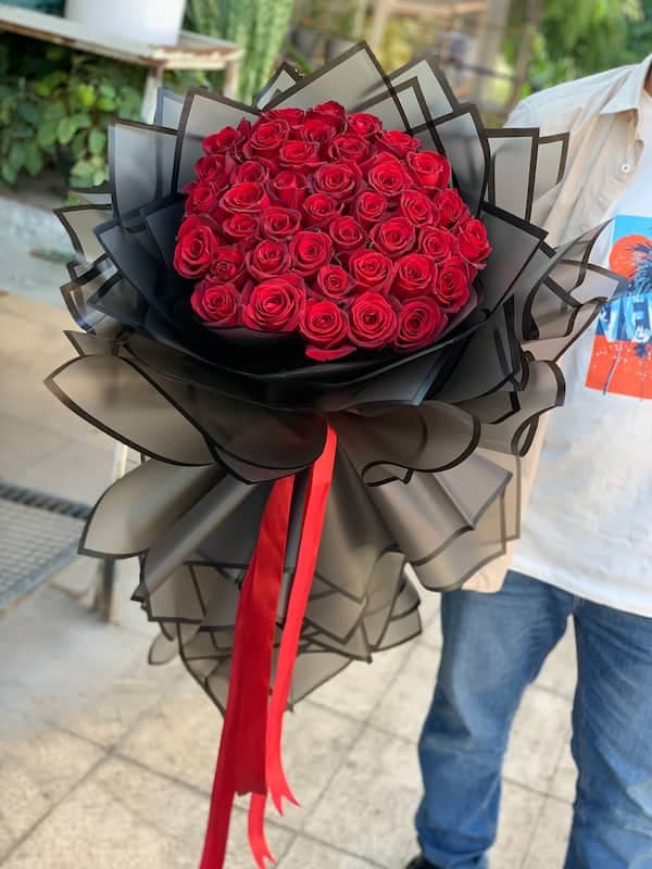 دسته گل رز قرمز با کاغذ مشکی — تصویر ۴