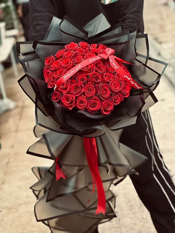 دسته گل رز قرمز با کاغذ مشکی — تصویر ۲