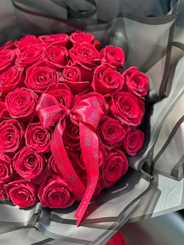 دسته گل رز قرمز با کاغذ مشکی — تصویر ۳