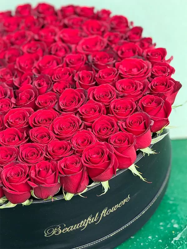 باکس گل 100 شاخه رز قرمز — تصویر ۷
