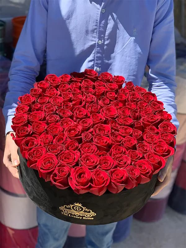 باکس گل 100 شاخه رز قرمز — تصویر ۲