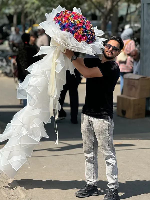 دسته گل 100 شاخه رز هفت رنگ — تصویر ۳