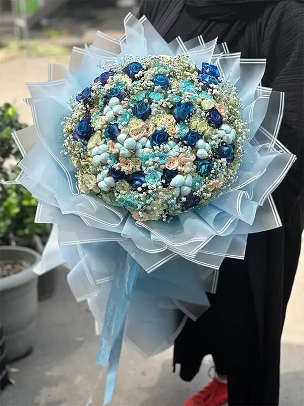 دسته گل آبی و سفید — تصویر ۴