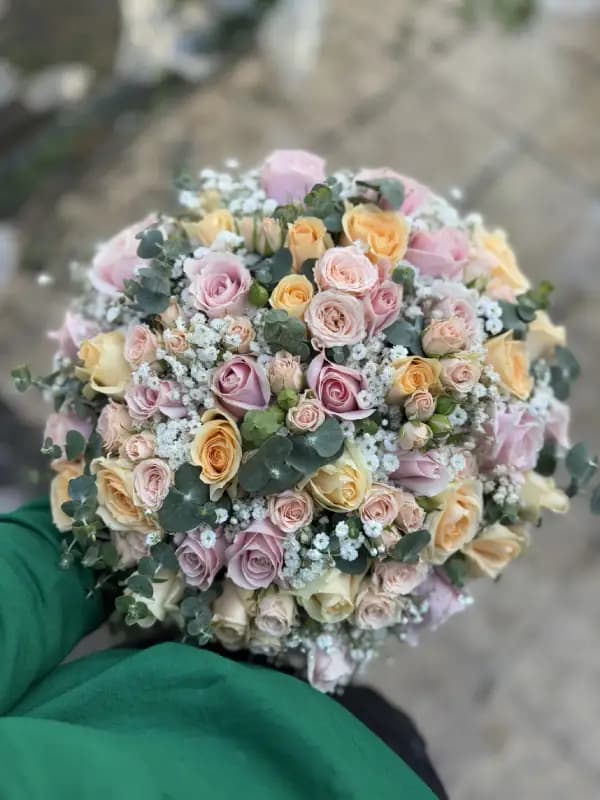 دسته گل رز صورتی و گلبهی — تصویر ۴