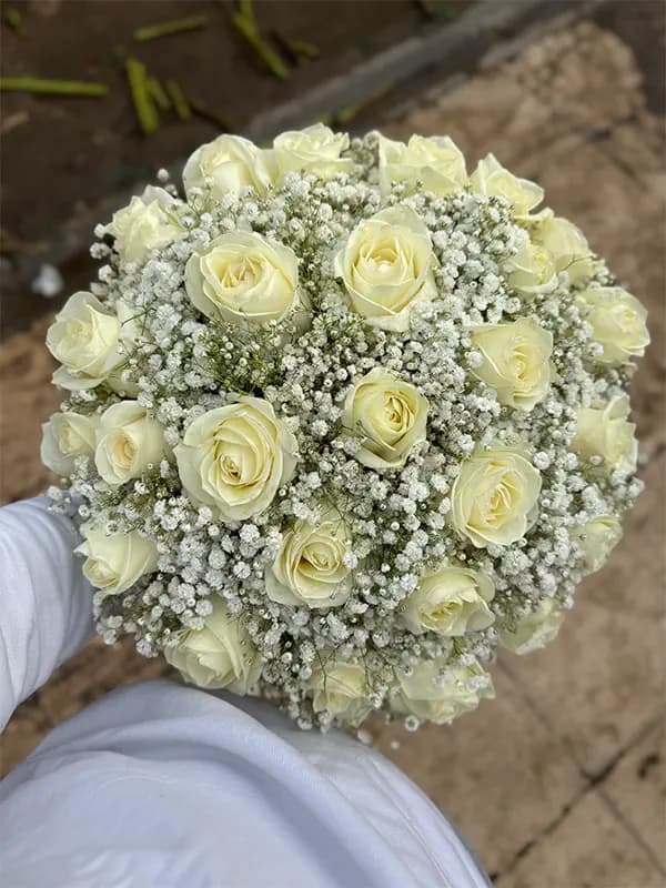 دسته گل رز سفید با ژیپسوفیلا — تصویر ۴