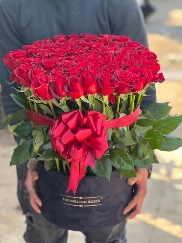 باکس گل 80 شاخه رز قرمز هلندی — تصویر ۳