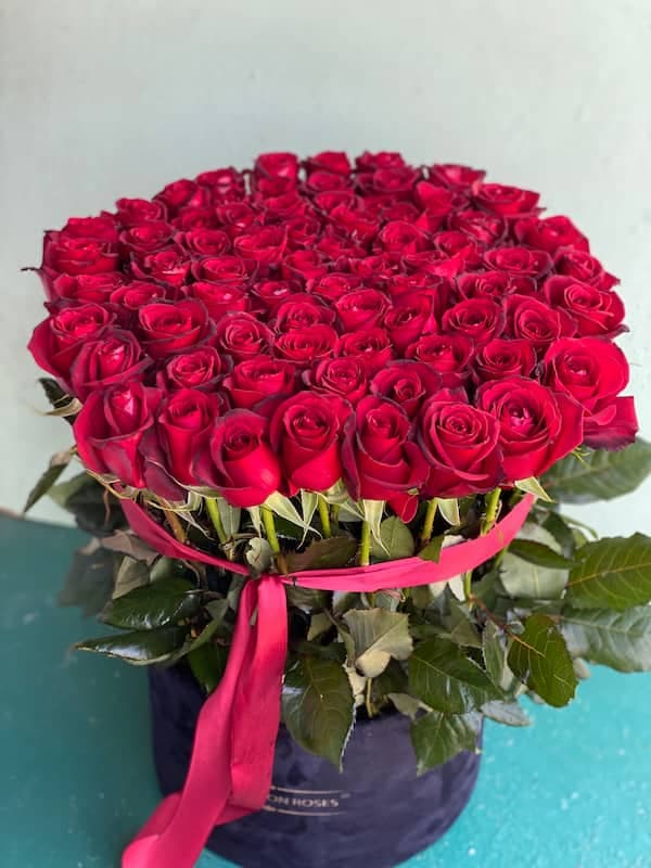 باکس گل 80 شاخه رز قرمز هلندی — تصویر ۴