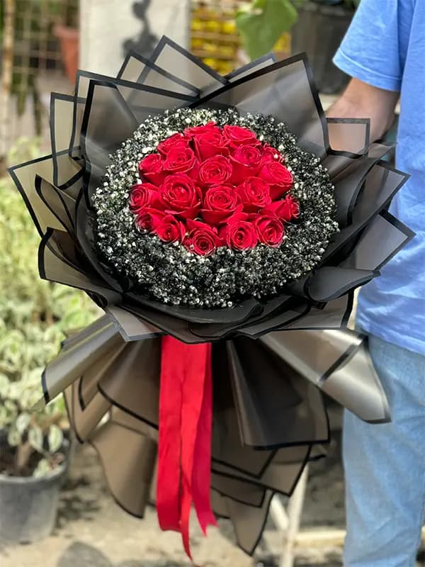 دسته گل رز قرمز با ژیپسوفیلا مشکی — تصویر ۲