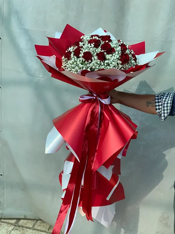 دسته گل رز قرمز هلندی و ژیپسوفیلا — تصویر ۴