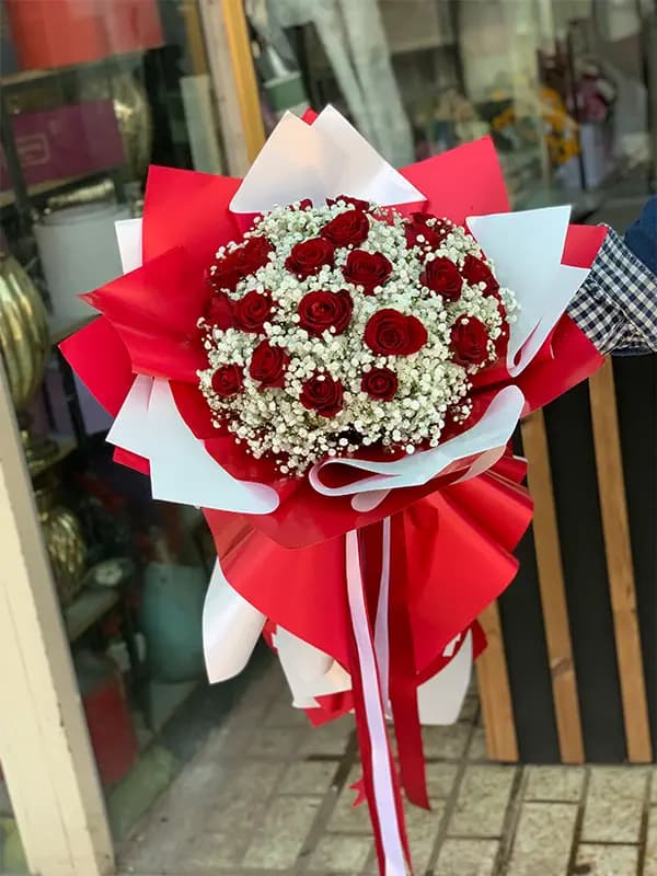 دسته گل رز قرمز هلندی و ژیپسوفیلا — تصویر ۲