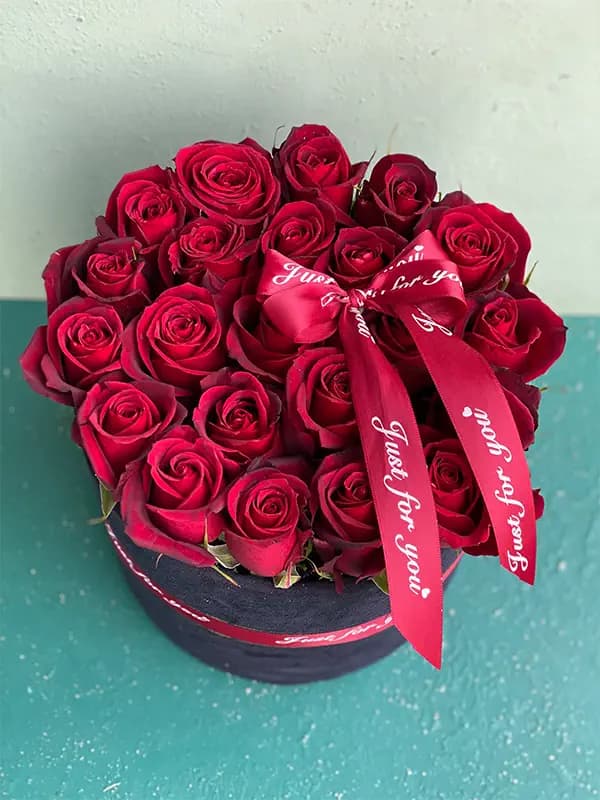 باکس گل مشکی رز قرمز 20شاخه ای — تصویر ۳