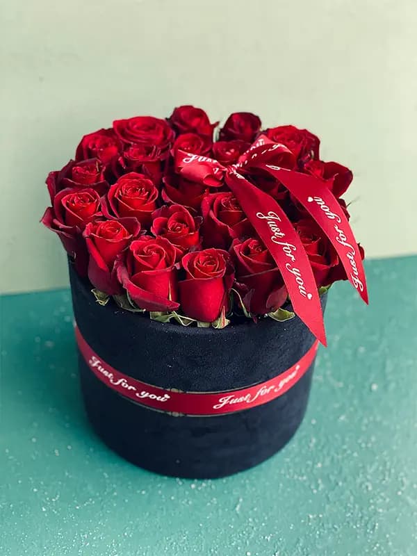 باکس گل مشکی رز قرمز 20شاخه ای — تصویر ۲