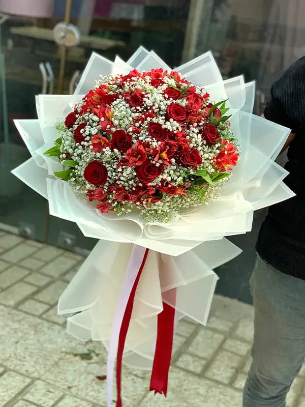 دسته گل رز قرمز و آلستر قرمز و ژیپسوفیلا — تصویر ۲
