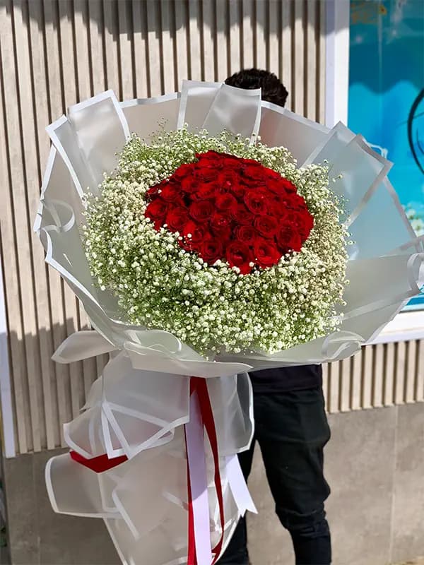 دسته گل 40 شاخه رز قرمز و عروس — تصویر ۶